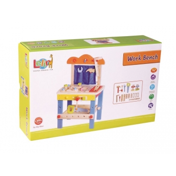 Drewniany warsztat majsterkowicza z narzędziami