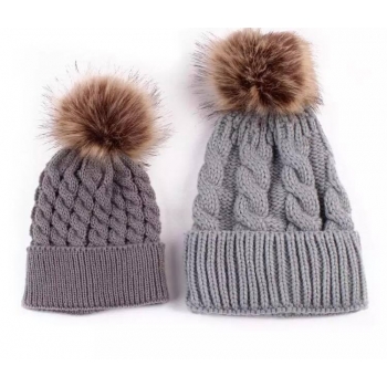 Zimowy zestaw czapek dla dziecka i dla mamy szary