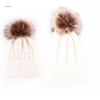 Zimowy zestaw czapek dla dziecka i dla mamy biały